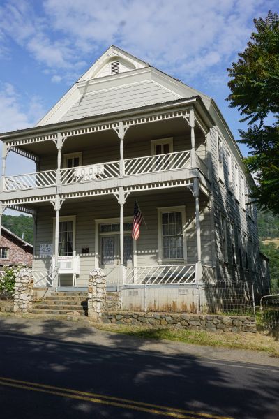 [Picture of Oddfellows Building]